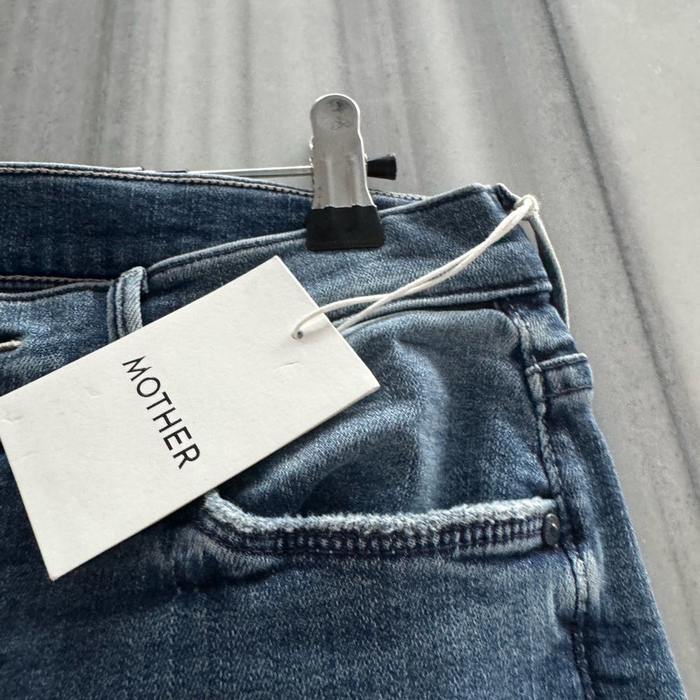 BRAND NEW NEVER WORN!!! Mother jeans, style Mid rise Dazzler Ankle Fray